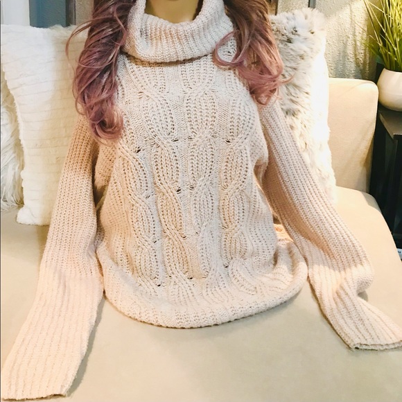 Old Navy Sweaters - Women’s cream tan sweater!